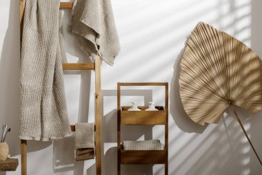 Organik waffle keten havlular, banyo sıfır atık aksesuarları modern banyo içleri. Günlük vücut bakımı, spa ve sıhhat sıfır atık tuvalet kavramı