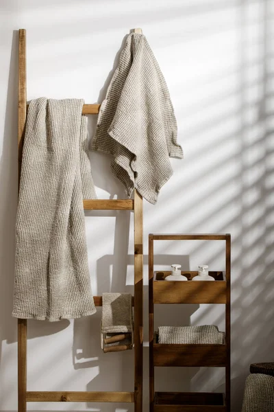 Organik waffle keten havlular, banyo sıfır atık aksesuarları modern banyo içleri. Günlük vücut bakımı, spa ve sıhhat sıfır atık tuvalet kavramı