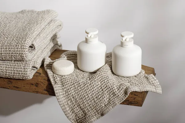 Σαπούνι Και Λοσιόν Λευκά Κεραμικά Μηχανήματα Οργανική Λινή Πετσέτα Και — Φωτογραφία Αρχείου