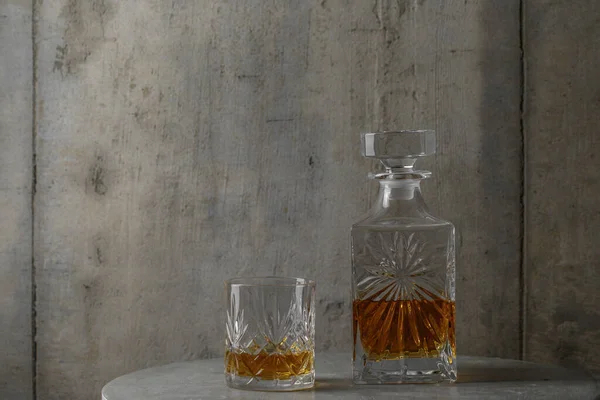Bicchiere Whisky Con Decanter Quadrato Sfondo Grigio Argilla Strutturato — Foto Stock