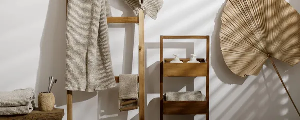 Organik waffle keten havlular, banyo sıfır atık aksesuarları modern banyo içleri. Günlük vücut bakımı, spa ve sıhhat sıfır atık tuvalet kavramı