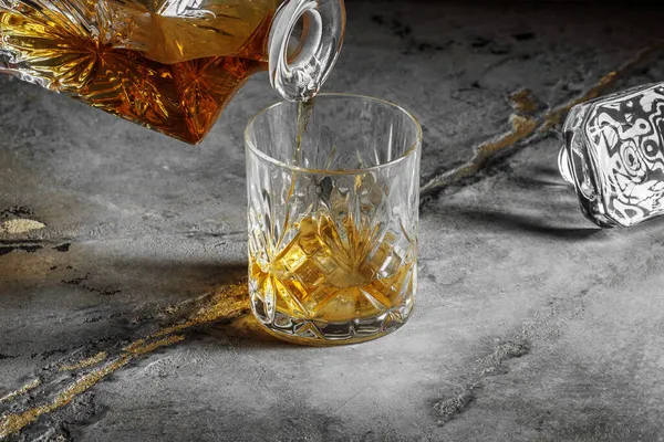 Glass Whiskey Square Decanter Grey Clay Textured Background Pouring Whiskey — Stock Photo, Image