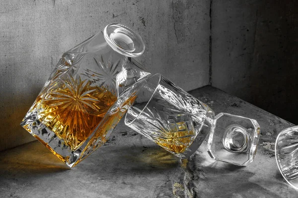 Glas Whisky Mit Quadratischer Karaffe Auf Grauem Lehmhintergrund — Stockfoto