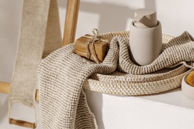 Waffle keten havluları ve bej sabun kutusunda el yapımı organik sabun. Banyo sıfır atık aksesuarları. Günlük vücut bakımı, spa ve sıhhat sıfır atık tuvalet kavramı