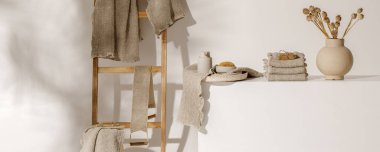 Organik el yapımı sabun, keten havlular, deniz süngeri, bej sabun makinesi, deri yüzen vücut kayışı. Banyo sıfır atık aksesuarları. Günlük vücut bakımı, spa ve sıhhat sıfır atık tuvalet kavramı