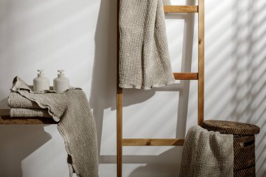 Organik waffle keten havlular, sabun ve losyon kutuları, modern banyo içinde banyo sıfır atık aksesuarları. Günlük vücut bakımı, spa ve sıhhat sıfır atık tuvalet kavramı