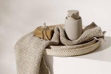 Waffle keten havlularda el yapımı organik sabun. Banyo sıfır atık aksesuarları. Günlük vücut bakımı, spa ve sıhhat sıfır atık tuvalet kavramı