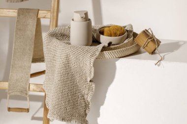 Waffle keten havluları üzerinde organik el yapımı sabun, deniz süngeri ve bej sabun makinesi. Banyo sıfır atık aksesuarları. Günlük vücut bakımı, spa ve sıhhat sıfır atık tuvalet kavramı