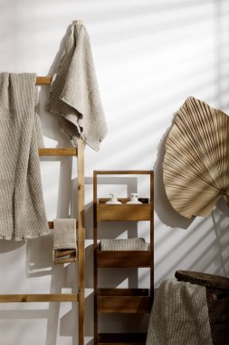 Organik waffle keten havlular, banyo sıfır atık aksesuarları modern banyo içleri. Günlük vücut bakımı, spa ve sıhhat sıfır atık tuvalet kavramı