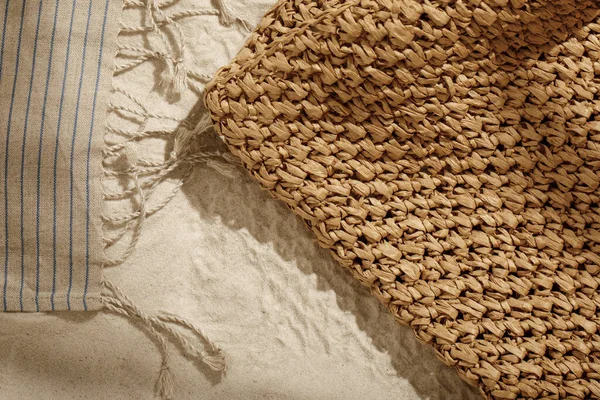 Ręcznik Plażowy Paski Frędzlami Plecioną Torbą Piaszczystej Plaży Cieniami Palmy — Zdjęcie stockowe