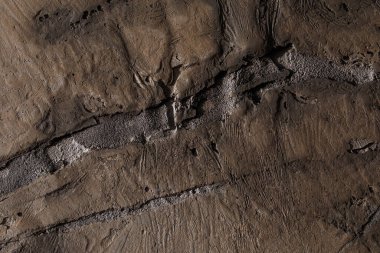 Çatlaklı ve kusurlu kahverengi desenli kil duvar tasarımı. Çağdaş iç mekanlarda duvar tasarımı fikirleri. 