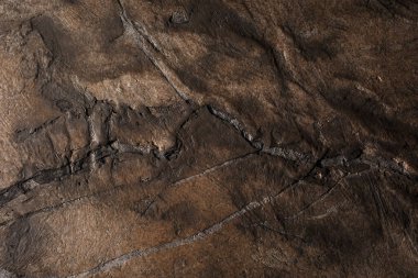 Çatlaklı ve kusurlu kahverengi desenli kil duvar tasarımı. Çağdaş iç mekanlarda duvar tasarımı fikirleri.