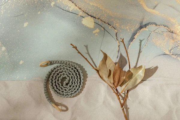 Unrolled Στρώμα Γιόγκα Και Υφαντό Σχοινί Για Τέντωμα Αμμώδη Παραλία — Φωτογραφία Αρχείου