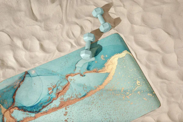 Ξετυλίγεται Μπλε Στρώμα Γιόγκα Ωκεανό Και Αλτήρες Στην Αμμώδη Παραλία — Φωτογραφία Αρχείου