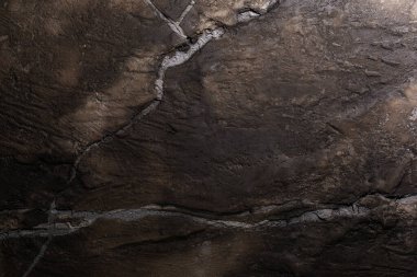 Çatlaklı ve kusurlu kahverengi desenli kil duvar tasarımı. Çağdaş iç mekanlarda duvar tasarımı fikirleri.