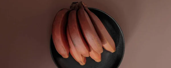 Ett Gäng Mogna Ekologiska Röda Bananer Beige Bord Fruktbakgrund Musa — Stockfoto