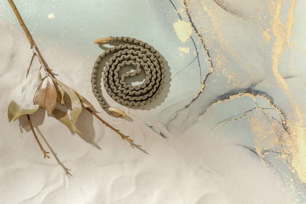 Ausgerollte Yogamatte Geflochtenes Seil Zum Dehnen Und Getrocknete Blätter Sandstrand — Stockfoto