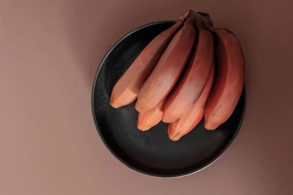 Ett Gäng Mogna Ekologiska Röda Bananer Beige Bord Fruktbakgrund Musa — Stockfoto