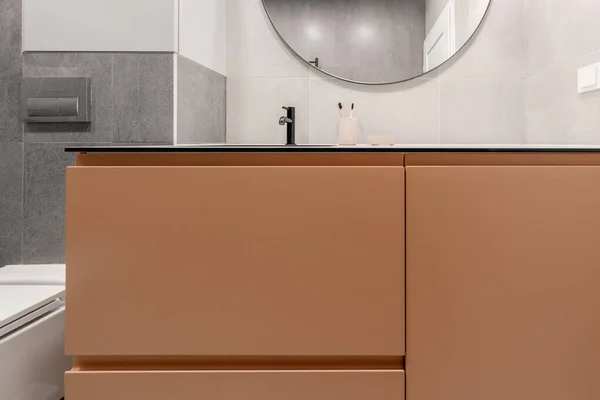 Gri Taş Fayanslar Terracotta Mobilyalarıyla Modern Minimalist Banyo Tasarımı — Stok fotoğraf