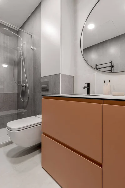 Moderní Minimalistický Design Interiéru Koupelny Šedými Kamennými Dlaždicemi Terakotovým Nábytkem — Stock fotografie
