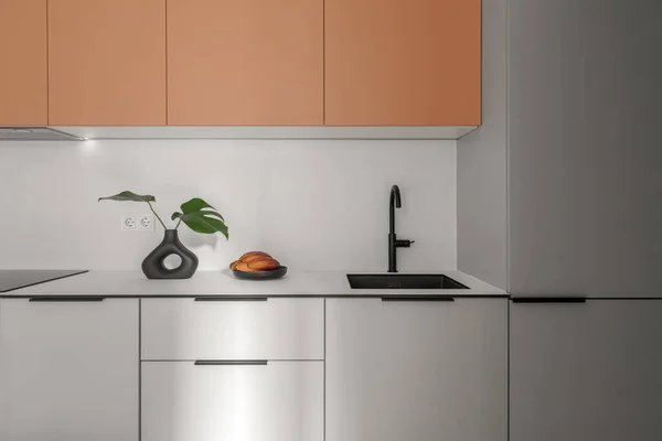 现代斯堪的纳维亚风格的厨房内部 灰色和梯形阴影与黑色水池 黑色花瓶和红色香蕉在工艺板 — 图库照片