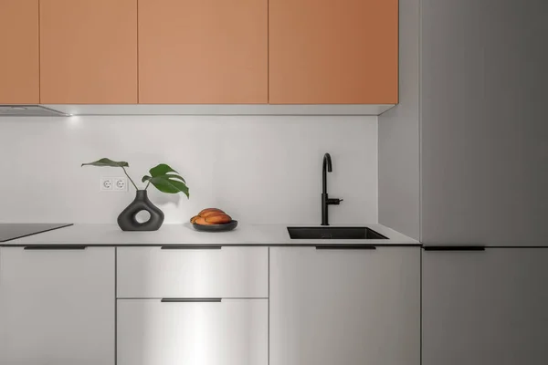 Moderne Stijlvolle Scandinavische Keuken Interieur Grijze Terracotta Tinten Met Zwarte — Stockfoto