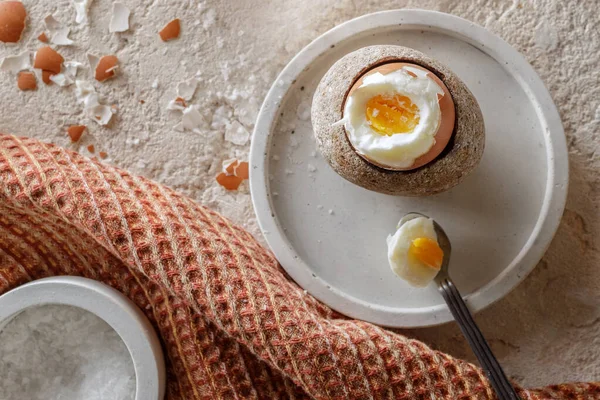 Frukost Inställning Med Kokt Ägg Stengods Äggkopp Saltflingor Betong Skål — Stockfoto