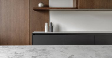 Siyah ahşap yüzeyli modern minimalist mutfak, mermer mutfak ve ev aletleri. Modern İç Mimarlık ve Tasarım Konsepti.