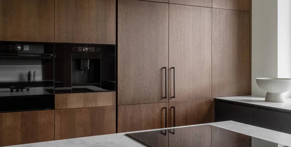 Moderní Minimalistická Kuchyň Černými Dřevěnými Povrchy Mramorovou Kuchyní Domácími Spotřebiči — Stock fotografie