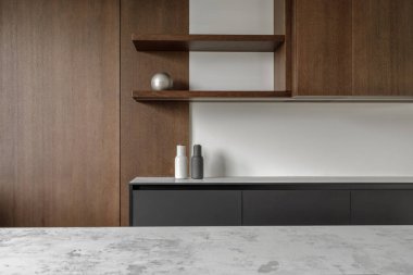 Siyah ahşap yüzeyli modern minimalist mutfak, mermer mutfak ve ev aletleri. Modern İç Mimarlık ve Tasarım Konsepti.