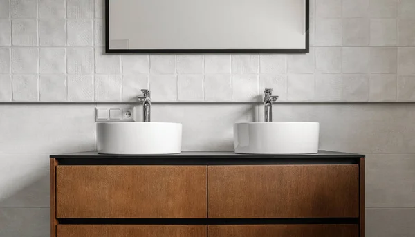 Moderner Waschtisch Mit Zwei Runden Keramikwaschbecken Verchromten Wasserhähnen Und Spiegel — Stockfoto