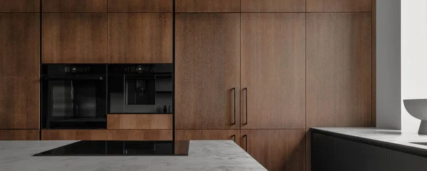 现代简约的厨房 有黑色和木制的表面 大理石厨房的顶部和家用电器 室内设计和建筑的现代概念 — 图库照片
