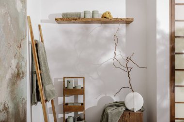 Okaliptüs rengi açık yeşil tonda modern estetik banyo aksesuarları. Organik pamuklu banyo havluları, minimalist İskandinav tarzı vazo, sensör sabunu ve somut meşe kütüğünde losyon makinesi. Günlük vücut bakımı, spa ve sağlık banyosu konsepti