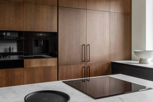 Siyah ahşap yüzeyli modern minimalist mutfak, mermer mutfak ve ev aletleri. Modern İç Mimarlık ve Tasarım Konsepti.