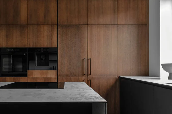 Siyah ahşap yüzeyli modern minimalist mutfak, mermer mutfak ve ev aletleri. Modern İç Mimarlık ve Tasarım Konsepti.