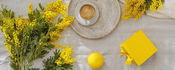 Ramas Flores Mimosa Amarilla Sábanas Lino Blanco Taza Café Macarrones — Foto de Stock