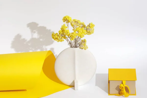 Αθάνατα Λουλούδια Μινιμαλιστικό Κεραμικό Λευκό Βάζο Και Κίτρινο Κουτί Δώρου — Φωτογραφία Αρχείου