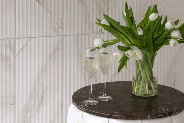 Ruhezone Mit Weißen Loungemöbeln Zwei Gläsern Champagner Weißen Tulpen Auf — Stockfoto