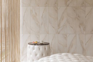 Oturma odasındaki beyaz kahve masasında bir fincan kahve ve kurabiye.