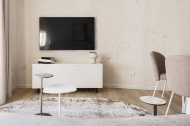 Pastel renkli, kremsi beyaz mobilyalı modern oturma odası. Moda minimalist iç konsept