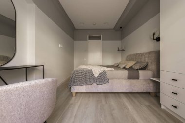 Modern yatak odasının içi pastel renkte. Moda minimalist iç konsept