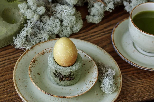 Dukning För Påskmiddag Dekorerad Med Skogmossa Ägg Färgade Med Matcha — Stockfoto