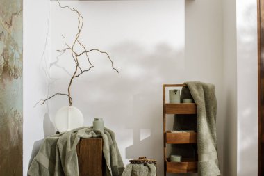 Okaliptüs yeşili gölgeli modern banyo aksesuarları. Organik pamuklu banyo havluları, sensör sabunu ve somut meşe kütüğünün üzerine losyon makinesi. Günlük vücut bakımı, spa ve sağlık banyosu konsepti