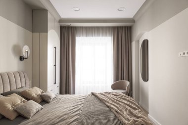 Modern yatak odasının içi pastel renkte. Moda minimalist iç konsept