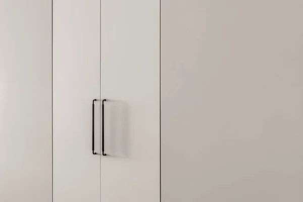 Built Wardrobe Light Grey Doors Black Handles Minimal Interior Concept — Zdjęcie stockowe