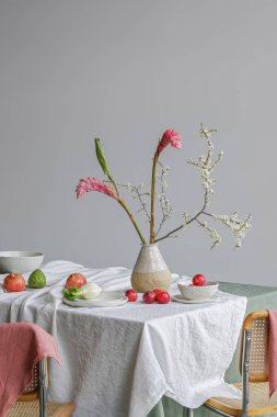 El sanatları vazosunda vişneli brunch, rezene, nar ve keten masa örtüsünde erikli vişneli brunch. Yaz tatili konsepti için açık masa ayarları.
