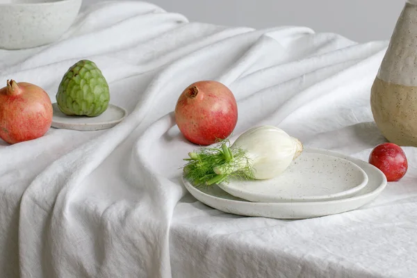 Elegant Dukning Med Kerimoyafrukter Fänkål Granatäpple Och Plommon Keramikfat Linneduk — Stockfoto