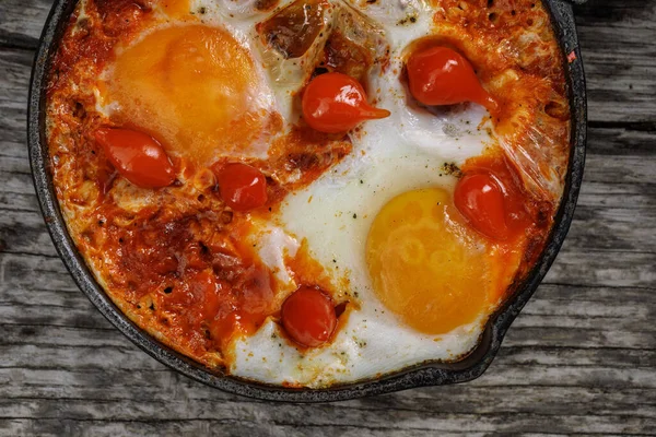 Zelfgemaakte Shakshuka Diende Een Koekenpan Eieren Gepocheerd Pittige Tomatenpeper Saus — Stockfoto
