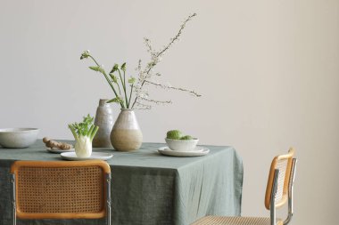 El sanatları vazosunda vişneli brunch, Cherimoya meyveleri, rezene ve zencefil kökü ve keten masa örtüsünde seramik tabaklar. Yaz tatili konsepti için açık masa ayarları.