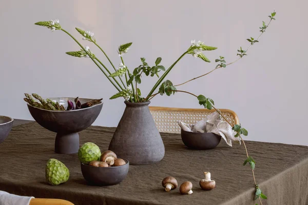 Cadre Table Élégant Avec Brunchs Verts Dans Vase Artisanal Fruits — Photo